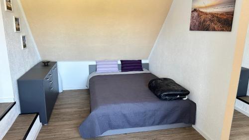 a small room with a bed and a desk at Traveller Awards 2025 - Nordeifel FW 75 m2 mit 50 m2 Terasse- Thermen-Badewelt, Phanasialand, Köln, Bonn, Eifelwanderung oder nur mal so zum entspannen in Euskirchen