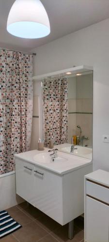 une salle de bain avec un lavabo et un grand miroir dans l'établissement Spacieux Appartement 90m2,résidence récente proximité stade Vélodrome et plage, à Marseille