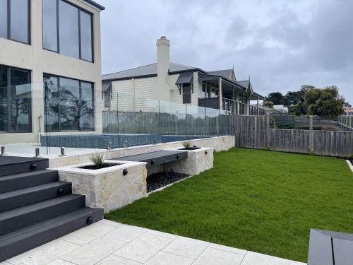 Taman di luar Your Perfect Coastal Getaway