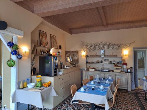 Кухня или мини-кухня в Hôtel De La Mer - Deauville Blonville - Boutique Hôtel de charme vue Mer ou Campagne - Accès direct plage
