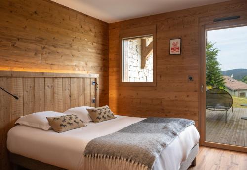 Posteľ alebo postele v izbe v ubytovaní Le Grand V, chalet de luxe avec piscine intérieure