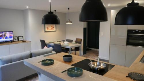 une cuisine et un salon avec une table et un canapé dans l'établissement OPARADI 