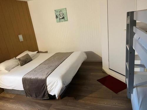 a hotel room with a bed in a room at Brit Hotel Essentiel Pau Lescar in Lescar