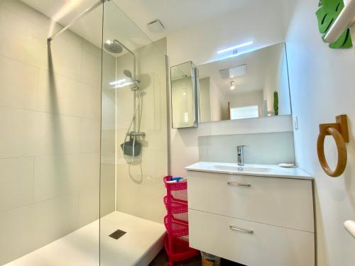 une salle de bain avec un lavabo et une douche dans l'établissement Land Natur, à Vielle-Saint-Girons