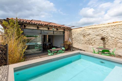 une piscine dans l'arrière-cour d'une maison dans l'établissement Le Couvent des Ursulines - Penthouse climatisé piscine, à Narbonne