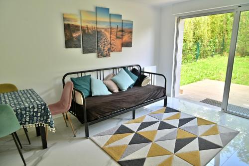 Photo de la galerie de l'établissement Joli F2 rénové avec terrasse et jardin proche tram, à LʼÉtang-la-Ville