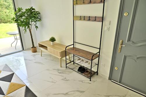 Photo de la galerie de l'établissement Joli F2 rénové avec terrasse et jardin proche tram, à LʼÉtang-la-Ville