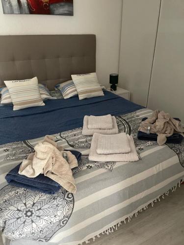 une chambre avec un lit avec des serviettes dessus dans l'établissement Au Reveil des Cigales, à Saint-Aygulf