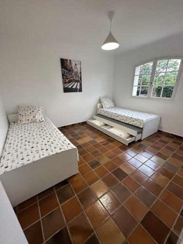 - 2 lits dans une chambre dotée de carrelage dans l'établissement Belle Villa avec Piscine, au Muy