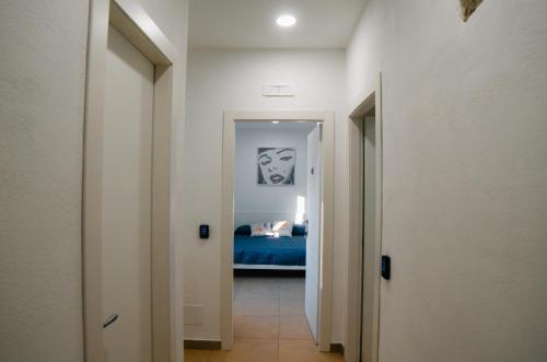 a hallway leading to a bedroom with a bed at Al Mare Fuori in Calopezzati