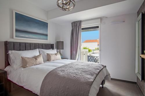 une chambre avec un lit avec vue sur l'océan dans l'établissement La Perle, à Marseillan