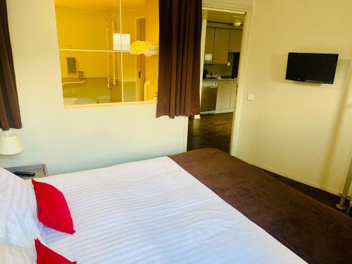 Μια τηλεόραση ή/και κέντρο ψυχαγωγίας στο Standing Hotel Suites by Actisource