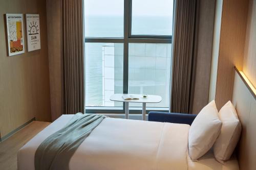 Una cama o camas en una habitación de L7 HAEUNDAE by LOTTE