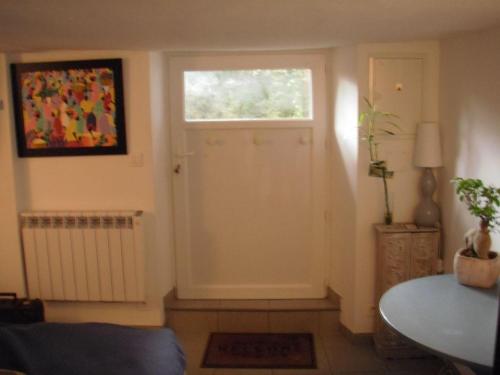 Cette chambre dispose d'une porte blanche et d'une fenêtre. dans l'établissement Appartement de vacances pour 3 personnes Anglet plages à pieds, à Anglet