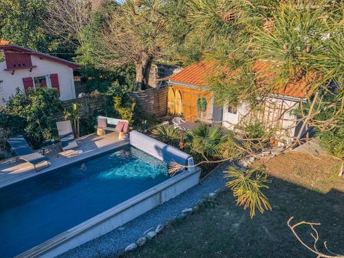 une vue aérienne d'une piscine dans une cour arrière dans l'établissement Appartement de vacances pour 3 personnes Anglet plages à pieds, à Anglet