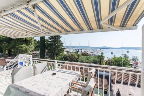 a patio with a table and chairs on a balcony at Apartment Rajna in Biograd na Moru