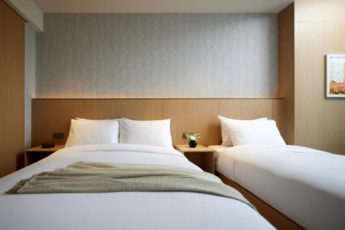 Una cama o camas en una habitación de L7 HAEUNDAE by LOTTE