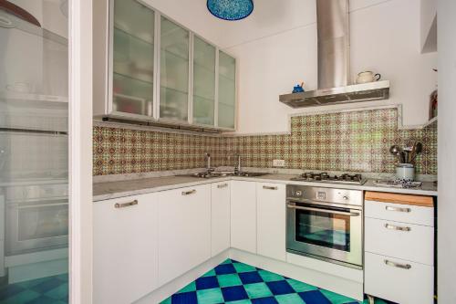 A kitchen or kitchenette at Villa Trara