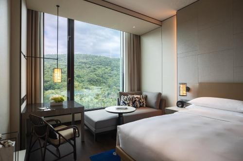 Postel nebo postele na pokoji v ubytování Renaissance Taipei Shihlin Hotel