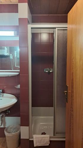 Bilik mandi di Apartments Antares