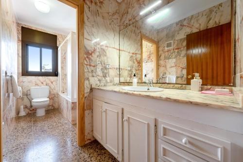 a bathroom with a sink and a toilet at La Plana in Creixell