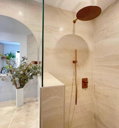 une douche avec une porte vitrée dans une salle de bain dans l'établissement Home Chic Home - La Terrasse Bazille, à Montpellier