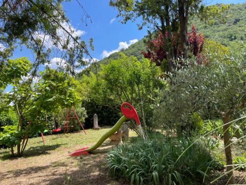 a garden with a red and green watering funnel at A casa di Bia in Castro dei Volsci