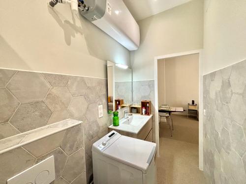 une salle de bain avec toilettes et lavabo dans l'établissement Appartement studio cours napoleon Ajaccio, à Ajaccio