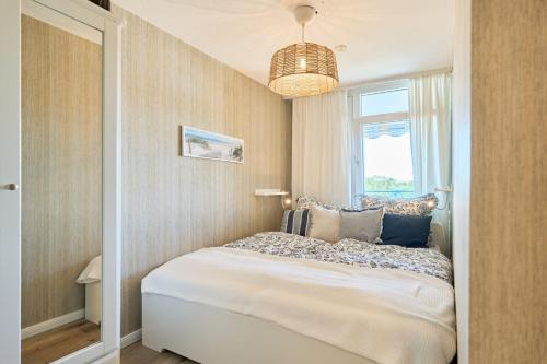 Un pat sau paturi într-o cameră la Lütt Stuuv Strandhotel, Whg 38