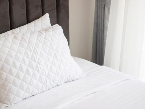 Afbeelding uit fotogalerij van Elegant 2BR Ensuite with Canal & Burj Khalifa View in Dubai