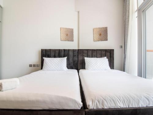 Afbeelding uit fotogalerij van Elegant 2BR Ensuite with Canal & Burj Khalifa View in Dubai