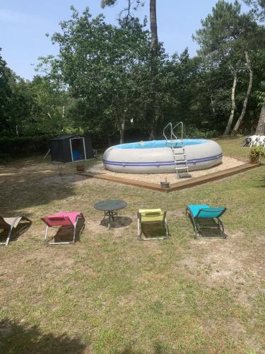 un groupe de chaises et une table et un radeau dans l'établissement Villa Rodolphe, à Le Pian-Médoc