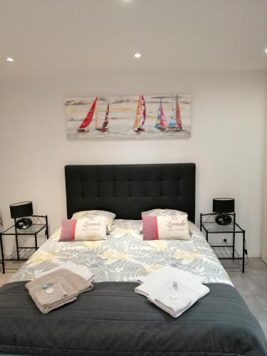 une chambre avec un lit avec des serviettes dessus dans l'établissement Au Reveil des Cigales, à Saint-Aygulf