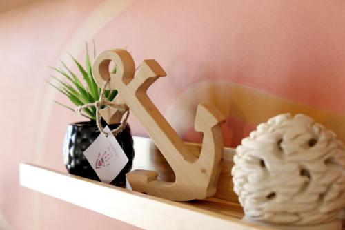 a wooden figurine of a dollar sign next to a brain at Apartment Terre Roveresche in San Giorgio di Pesaro