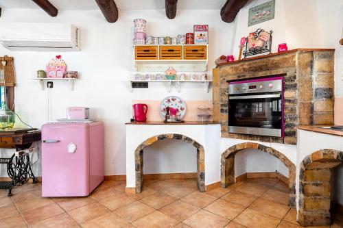 a kitchen with a pink refrigerator and an oven at Can Wancho in Botarell