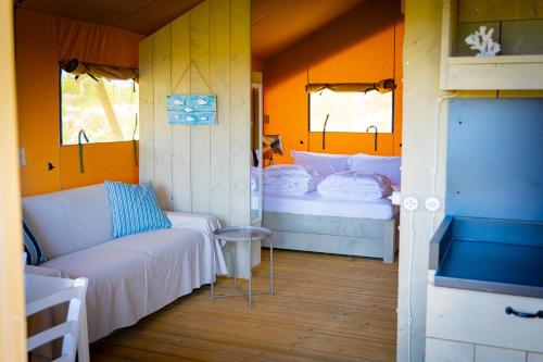 Postel nebo postele na pokoji v ubytování InMaremma glamping