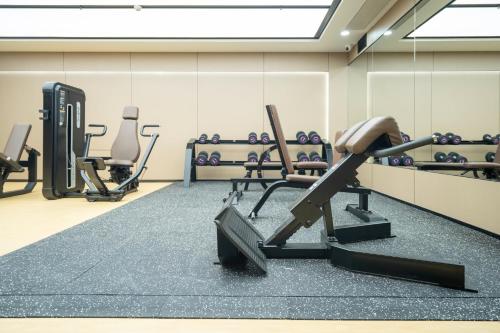 Fitness centrum a/nebo fitness zařízení v ubytování Grand New Century Hotel Binjiang Hangzhou