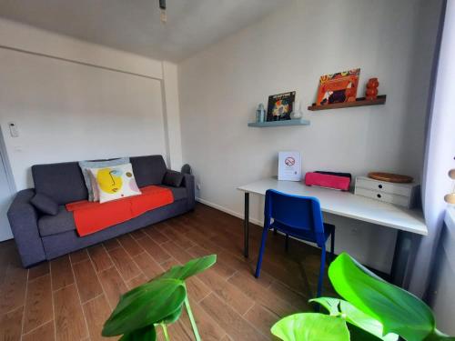 un salon avec un canapé et une table dans l'établissement La chambre 2, Climatisée AC, Calme, Cuisine privée, à Nice