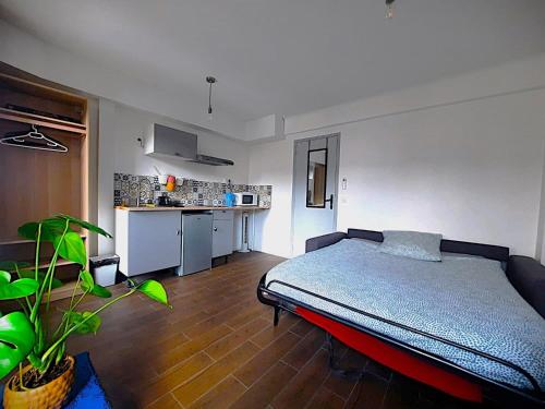 une chambre avec un lit et une cuisine dans l'établissement La chambre 2, Climatisée AC, Calme, Cuisine privée, à Nice