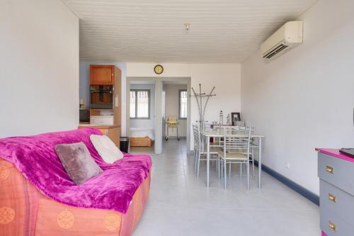 un salon avec un canapé et une salle à manger dans l'établissement Maison avec terrasse pour 5 - Calme et plage, à Longeville-sur-Mer