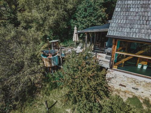 eine Aussicht auf ein Haus mit einem Regenschirm in der Unterkunft LUXGUT Olivia in Zmöllach