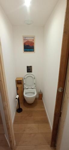 a bathroom with a toilet in a room at La maison verte in Arreau