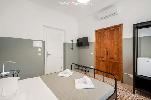 a bedroom with a bed and a tv and a table at Vicci 57, Terre Marine in La Spezia