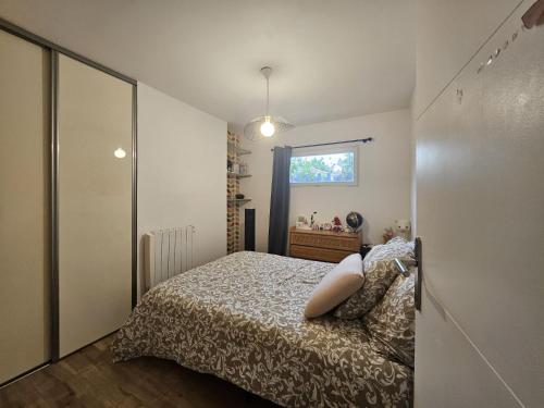 une petite chambre avec un lit et une fenêtre dans l'établissement Villa piscine prive & jacuzzi 300 de la mer, à Saint-Cyr-sur-Mer