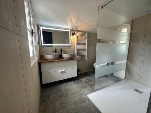 La salle de bains est pourvue de 2 lavabos, d'un miroir et d'une douche. dans l'établissement Belle Villa avec Piscine, au Muy
