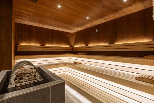 a sauna with a tub in the middle at Bergresort Zugspitze Ehrwald by ALPS RESORTS in Ehrwald