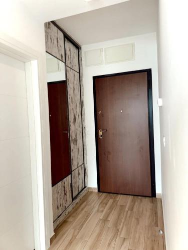 an empty room with a door and a wooden floor at Blue Sutomore in Brca