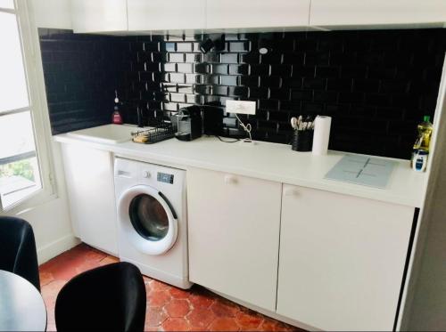 - une cuisine avec lave-linge et sèche-linge dans la chambre dans l'établissement L'atelier du château, à Versailles