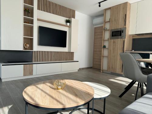 セインツ・コンスタンティン＆ヘレナにあるELINOR Apartments - 3のテーブルとテレビのあるリビングルーム