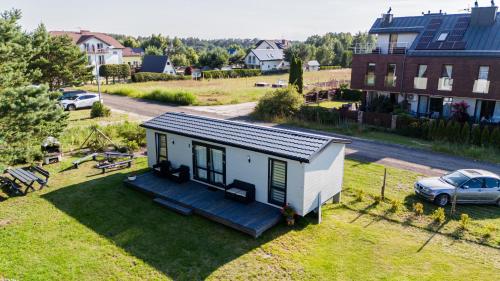 an aerial view of a tiny house in a yard at "AGUŚ" Komfortowe i nowczesne domki w cichej okolicy niedaleko plaży in Ostrowo